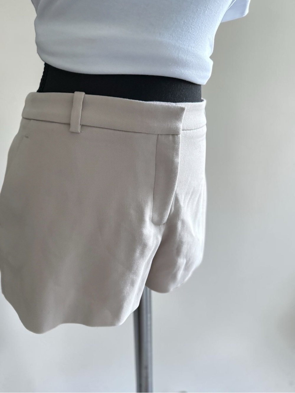 Abercrombie & Fitchburg Low Rise Micro Tailored Cream Short - Picture 6 of 11
